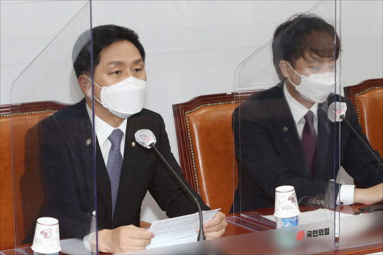 김기현 국민의힘 원내대표가 14일 국회에서 열린 첫 최고위원회의에서 발언하고 있다. 오른쪽은 이준석 대표. 연합뉴스